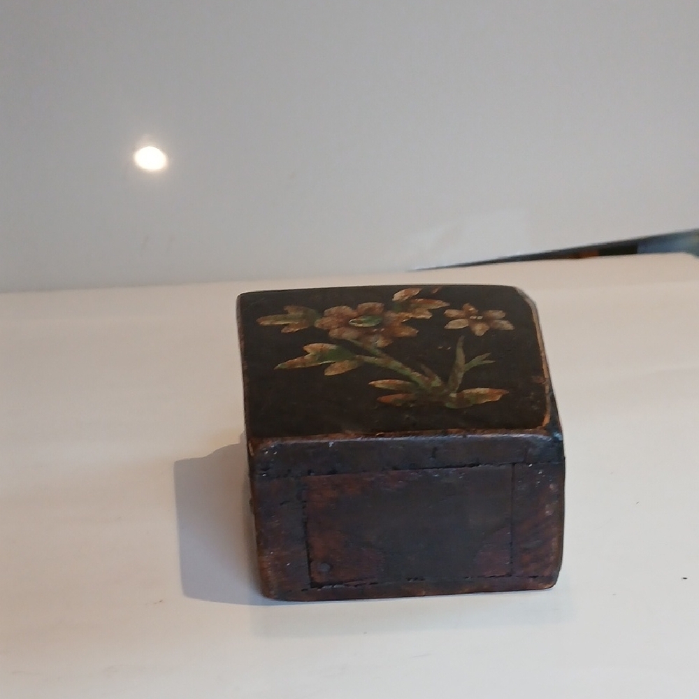 π―οΈ Antique Wood Mounted Candlestick Box | Early 1900s | Hand Painted Floral - Picture 5 of 13